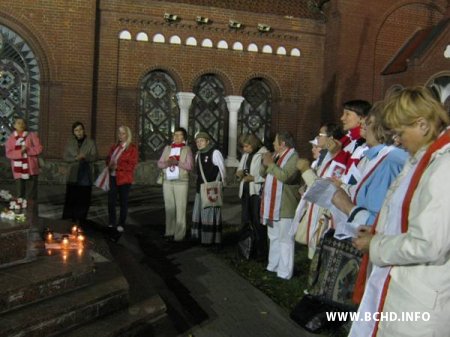 Падчас малітвы за Беларусь за ўзняты сцяг міліцыянты затрымалі Ніну Багінскую (Абноўлена, новыя фота)