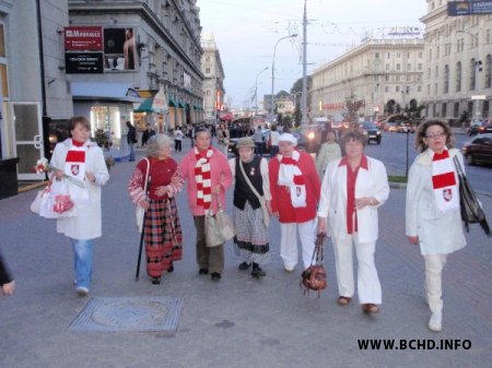 Падчас малітвы за Беларусь за ўзняты сцяг міліцыянты затрымалі Ніну Багінскую (Абноўлена, новыя фота)