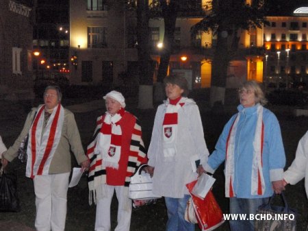 Падчас малітвы за Беларусь за ўзняты сцяг міліцыянты затрымалі Ніну Багінскую (Абноўлена, новыя фота)