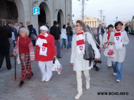 Падчас малітвы за Беларусь за ўзняты сцяг міліцыянты затрымалі Ніну Багінскую (Абноўлена, новыя фота)