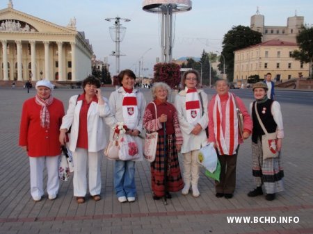 Падчас малітвы за Беларусь за ўзняты сцяг міліцыянты затрымалі Ніну Багінскую (Абноўлена, новыя фота)