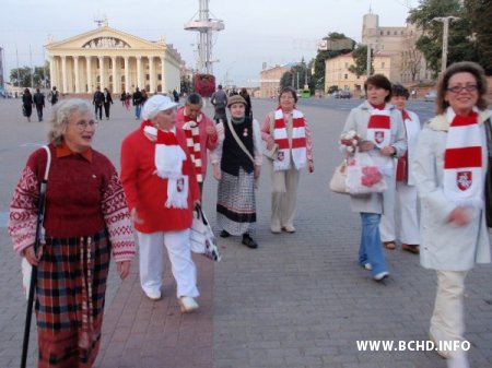 Падчас малітвы за Беларусь за ўзняты сцяг міліцыянты затрымалі Ніну Багінскую (Абноўлена, новыя фота)