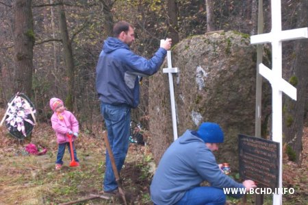 Актывісты БХД у Воршы ўпарадкавалі пахаваньне ахвяраў сталінскіх рэпрэсіяў (фота)