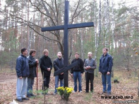 Актывісты БХД усталявалі крыж у "гомельскіх курапатах" (фота)