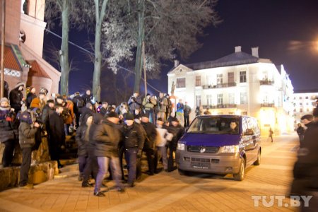 Малітва за палітвязьняў у гадавіну Плошчы пачалася з затрыманняў (Фота, Відэа)