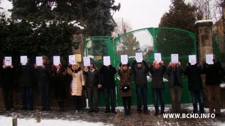 Ля беларускай амбасады ў Будапешце прайшла акцыя ў падтрымку палітвязняў у Беларусі (фота)