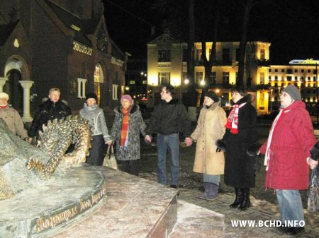 Малітва за палітвязняў ля Чырвонага касьцёла і ля сцен Валадаркі (Фота)