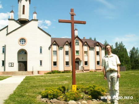 У Асіповічах памяць заснавальнікаў БХД ушанавалі кветкамі (фота)