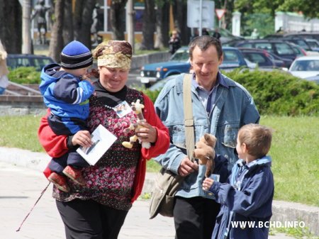 У Берасці актывісты моладзевага крыла БХД дарылі дзецям цацкі (фота)