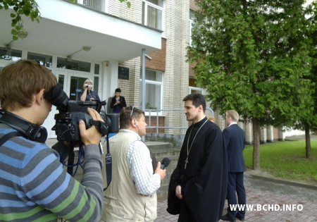 У Гародні ў чарговы раз перанеслі суд над святаром (фота)