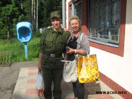 Таццяна Севярынец наведала забранага ў войска палітпрызыўніка Міхася Мускага (фота)