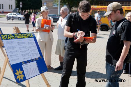 Актывісты "Еўрапейскай Беларусі" далучыліся да пікетаў БХД за Байкот (фота)