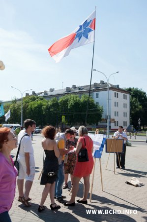 Актывісты "Еўрапейскай Беларусі" далучыліся да пікетаў БХД за Байкот (фота)