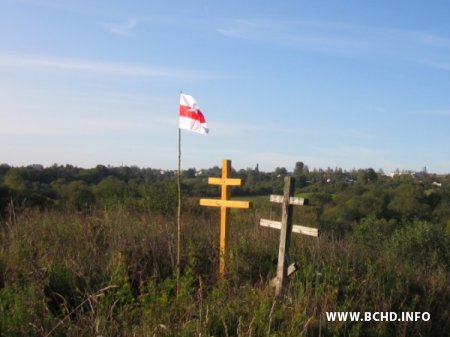 Бел-чырвона-белы сцяг залунаў ля крыжоў над Крапіўнай (Фота)