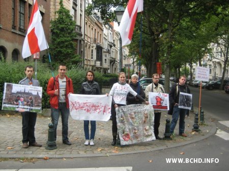 У Брусэлі перад амбасадай Рэспублікі Беларусь адбыўся пікет у падтрымку байкоту «выбараў» (фота)