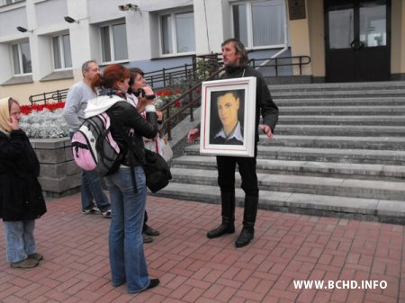 Алесь Пушкін пасля вызвалення зладзіў шэсце да смаргонскага райвыканкаму і прэзэнтаваў турэмны альбом (Фота, Відэа)