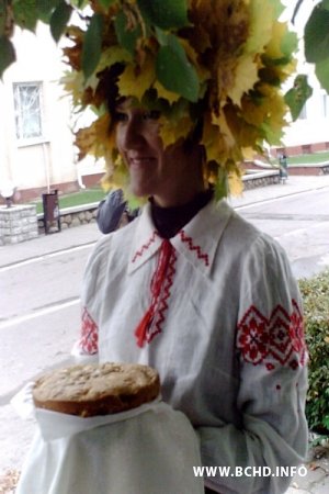 Алесь Пушкін пасля вызвалення зладзіў шэсце да смаргонскага райвыканкаму і прэзэнтаваў турэмны альбом (Фота, Відэа)