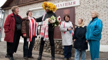 Алесь Пушкін пасля вызвалення зладзіў шэсце да смаргонскага райвыканкаму і прэзэнтаваў турэмны альбом (Фота, Відэа)