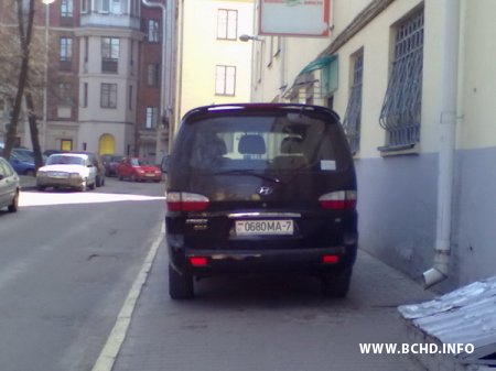 У Менску ўлады абяцаюць разабрацца з незаконнымі паркоўкамі (фота)