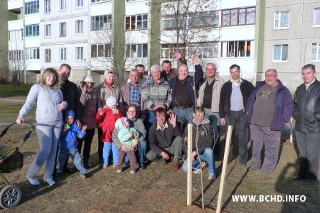 У Менску актывісты БХД пасадзілі каля сотні дрэваў (фота)