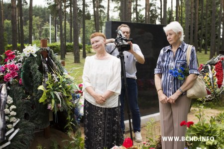 Сябры БХД ушанавалі памяць Васіля Быкава (фота)