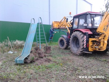 Як знішчаюць дзіцячую пляцоўку ў Ваяляр’янаве пад Менскам (новыя фота)