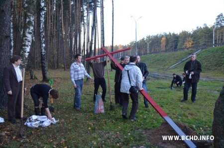 Сябры БХД усталявалі новыя крыжы ў Курапатах (фота)