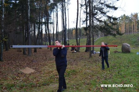 Сябры БХД усталявалі новыя крыжы ў Курапатах (фота)