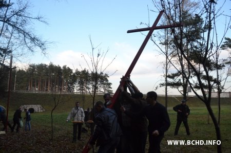 Сябры БХД усталявалі новыя крыжы ў Курапатах (фота)