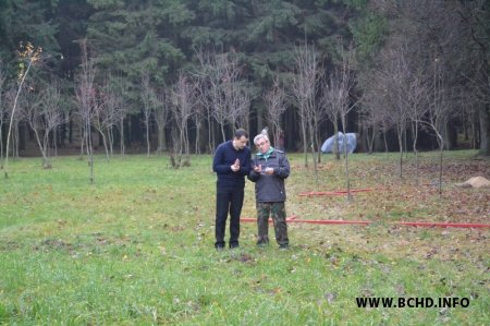 Сябры БХД усталявалі новыя крыжы ў Курапатах (фота)