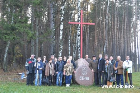 Сябры БХД усталявалі новыя крыжы ў Курапатах (фота)