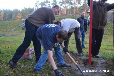 Сябры БХД усталявалі новыя крыжы ў Курапатах (фота)