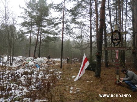 Ля крыжа Гадлеўскаму ў Трасцянцы зрабілі звалку смецця (Абноўлена, Фота)