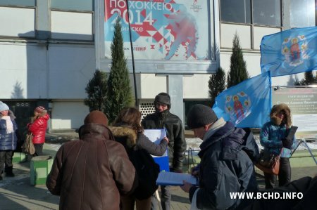 Людзі ў цывільным нападаюць на пікет Марыны Хоміч (дадалося фота)