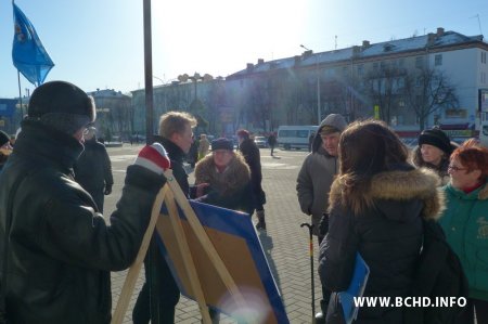 Людзі ў цывільным нападаюць на пікет Марыны Хоміч (дадалося фота)