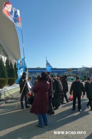 Людзі ў цывільным нападаюць на пікет Марыны Хоміч (дадалося фота)