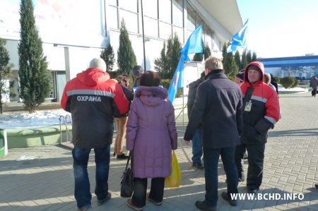 Людзі ў цывільным нападаюць на пікет Марыны Хоміч (дадалося фота)