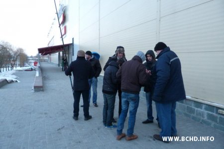 Удзельнікаў пікету ля ГЦ "Глоба" пагражаюць арыштаваць (дадалося фота)