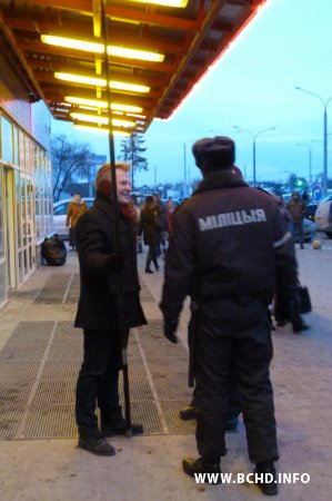 Удзельнікаў пікету ля ГЦ "Глоба" пагражаюць арыштаваць (дадалося фота)