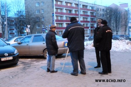 Удзельнікаў пікету ля ГЦ "Глоба" пагражаюць арыштаваць (дадалося фота)