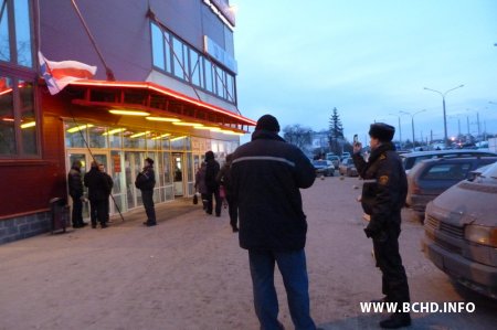 Удзельнікаў пікету ля ГЦ "Глоба" пагражаюць арыштаваць (дадалося фота)