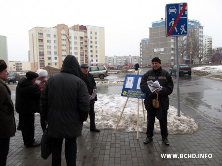 У Слоніме прайшоў пікет БХД: збіралі подпісы ў падтрымку Васьковіча і супраць алкагалізацыі (фота)