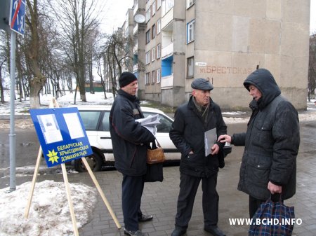 У Слоніме прайшоў пікет БХД: збіралі подпісы ў падтрымку Васьковіча і супраць алкагалізацыі (фота)