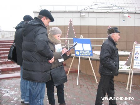На пікет БХД у Віцебску прыйшлі людзі ў цывільным з камерамі (фота)