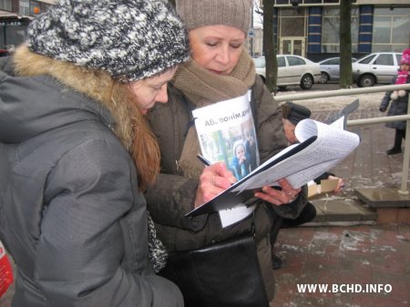 На пікет БХД у Віцебску прыйшлі людзі ў цывільным з камерамі (фота)