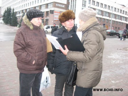 На пікет БХД у Віцебску прыйшлі людзі ў цывільным з камерамі (фота)