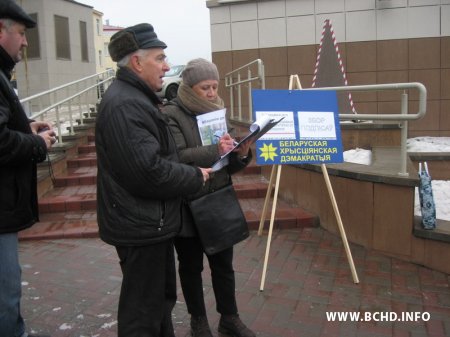 На пікет БХД у Віцебску прыйшлі людзі ў цывільным з камерамі (фота)