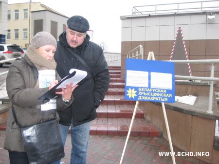 На пікет БХД у Віцебску прыйшлі людзі ў цывільным з камерамі (фота)
