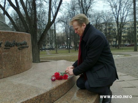 Прадстаўнікі БХД усклалі кветкі да помніка Тарасу Шаўчэнку ў Менску (фота)