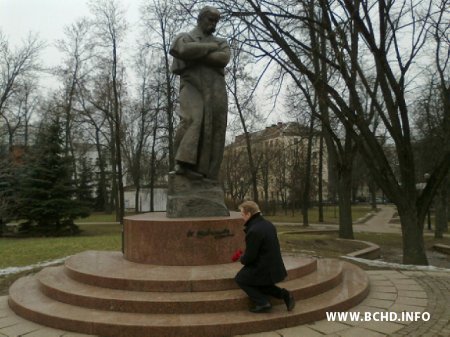 Прадстаўнікі БХД усклалі кветкі да помніка Тарасу Шаўчэнку ў Менску (фота)